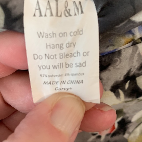 EUC Soft Capri Floral Leggings size “Curvy”. See measurements in description - Picture 3 of 6